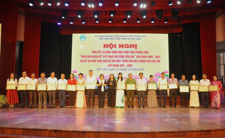 Cần Thơ củng cố nền tảng văn hóa sau 25 năm phong trào 'Toàn dân đoàn kết xây dựng đời sống văn hóa'- Ảnh 1. Cần Thơ củng cố nền tảng văn hóa sau 25 năm phong trào 'Toàn dân đoàn kết xây dựng đời sống văn hóa'- Ảnh 1.