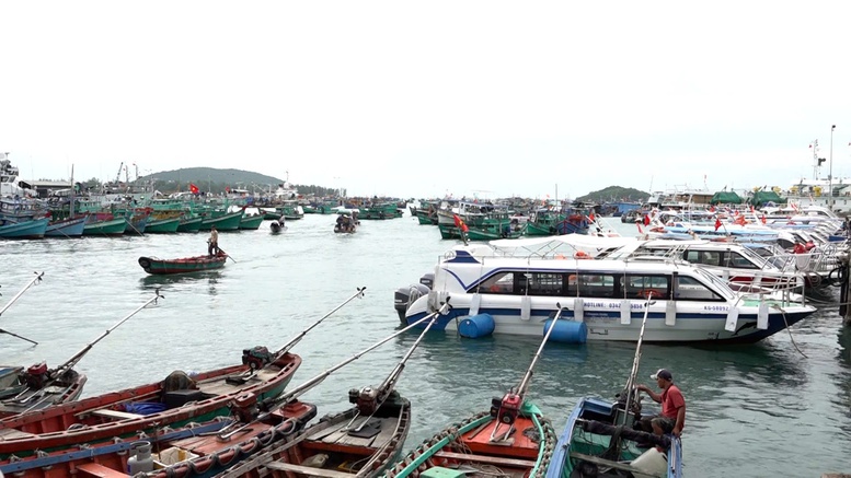 Biển động mạnh, Bộ Xây dựng ra công điện cảnh báo tàu thuyền trước khi ra khơi- Ảnh 1.