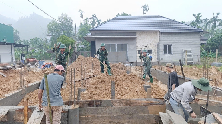 Bộ CHQS TP. Huế chỉ đạo đẩy nhanh tiến độ xây nhà cho người dân vùng lũ- Ảnh 1.