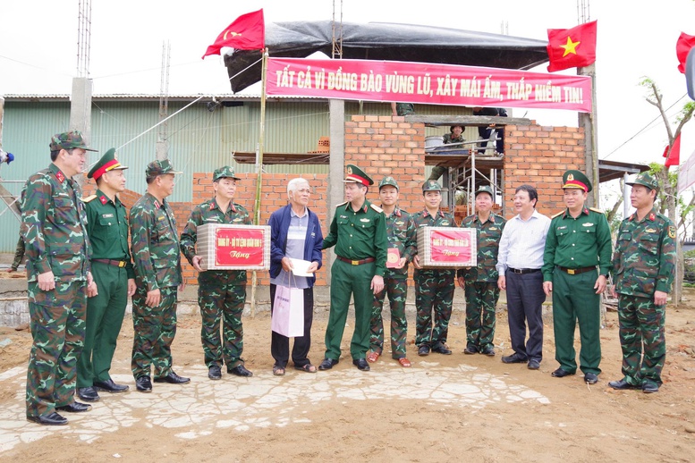 Xây dựng nhà ở sau lũ: Quân khu 5 phấn đấu hoàn thành tối thiểu 50% số nhà trước ngày 15/1/2026- Ảnh 1.