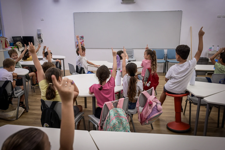 Thêm quốc gia cấm học sinh tiểu học dùng điện thoại di động tại trường- Ảnh 1. Thêm quốc gia cấm học sinh tiểu học dùng điện thoại di động tại trường- Ảnh 1.