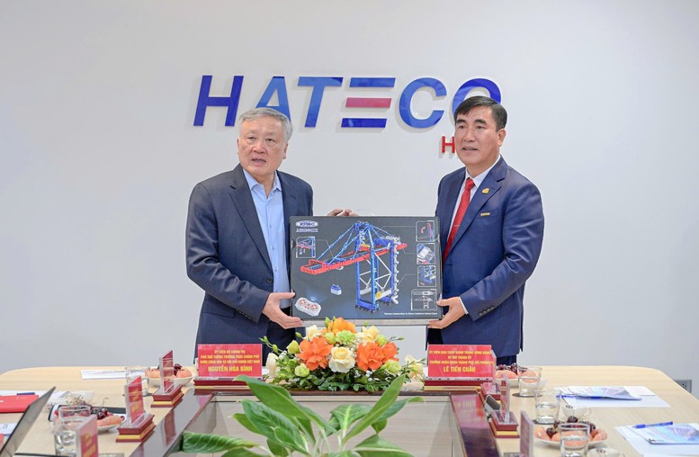 Phó Thủ tướng Thường trực Nguyễn Hòa Bình thăm Cảng container Quốc tế Hateco Hải Phòng- Ảnh 5. Phó Thủ tướng Thường trực Nguyễn Hòa Bình thăm Cảng container Quốc tế Hateco Hải Phòng- Ảnh 5.