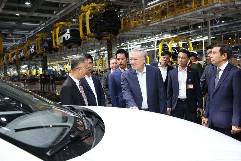 Phó Thủ tướng Thường trực Nguyễn Hòa Bình thăm Công ty VinFast - Ảnh 2. Phó Thủ tướng Thường trực Nguyễn Hòa Bình thăm Công ty VinFast - Ảnh 2.
