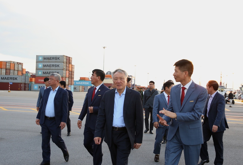 Phó Thủ tướng Thường trực Nguyễn Hòa Bình thăm Cảng container Quốc tế Hateco Hải Phòng- Ảnh 1. Phó Thủ tướng Thường trực Nguyễn Hòa Bình thăm Cảng container Quốc tế Hateco Hải Phòng- Ảnh 1.