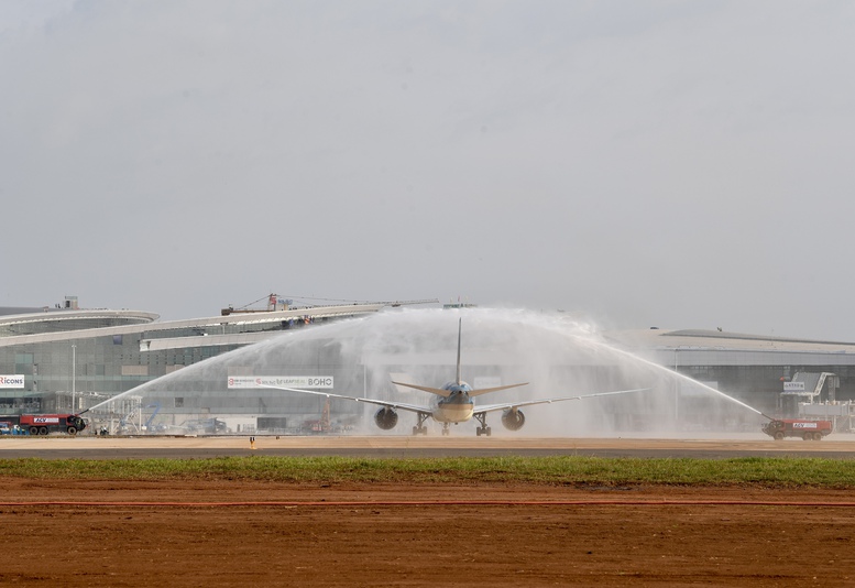Sân bay Long Thành chính thức đón tàu bay thương mại đầu tiên
- Ảnh 1. Sân bay Long Thành chính thức đón tàu bay thương mại đầu tiên
- Ảnh 1.