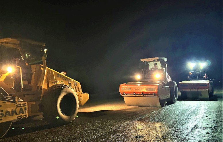 Khắc phục khó khăn, cao tốc Chí Thạnh-Vân Phong quyết tâm 'cán đích' cuối năm 2025- Ảnh 1. Khắc phục khó khăn, cao tốc Chí Thạnh-Vân Phong quyết tâm 'cán đích' cuối năm 2025- Ảnh 1.