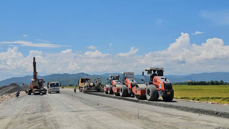 Khắc phục khó khăn, cao tốc Chí Thạnh-Vân Phong quyết tâm 'cán đích' cuối năm 2025- Ảnh 2. Khắc phục khó khăn, cao tốc Chí Thạnh-Vân Phong quyết tâm 'cán đích' cuối năm 2025- Ảnh 2.