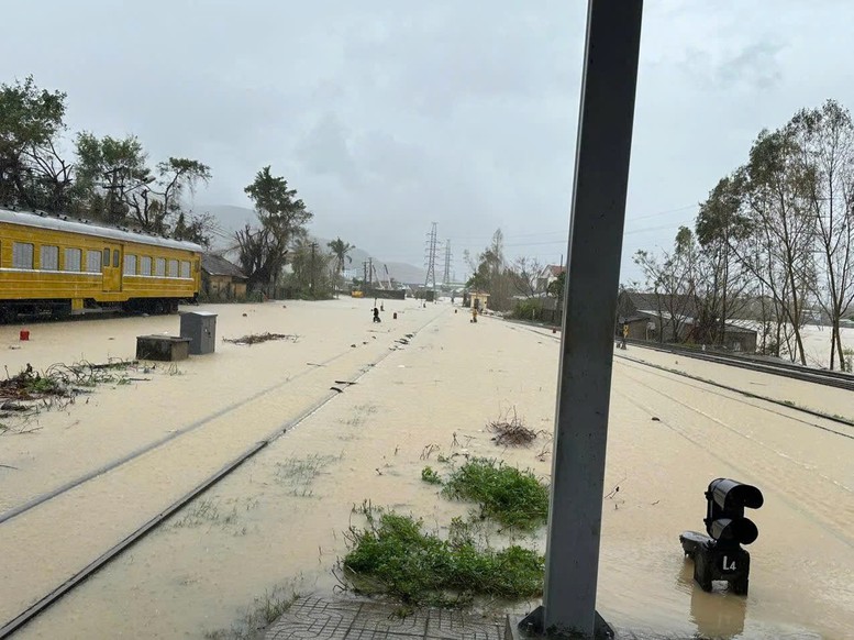 Tuyến đường sắt quốc gia hư hỏng nghiêm trọng sau bão lũ- Ảnh 3. Tuyến đường sắt quốc gia hư hỏng nghiêm trọng sau bão lũ- Ảnh 3.
