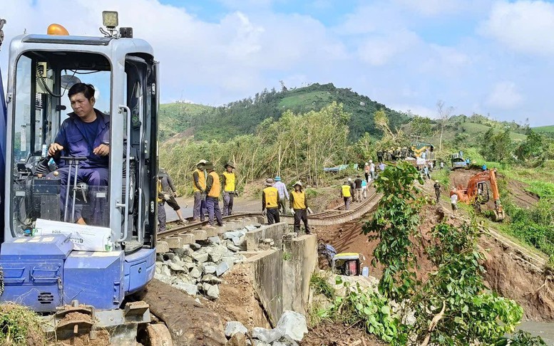 Tuyến đường sắt quốc gia hư hỏng nghiêm trọng sau bão lũ
