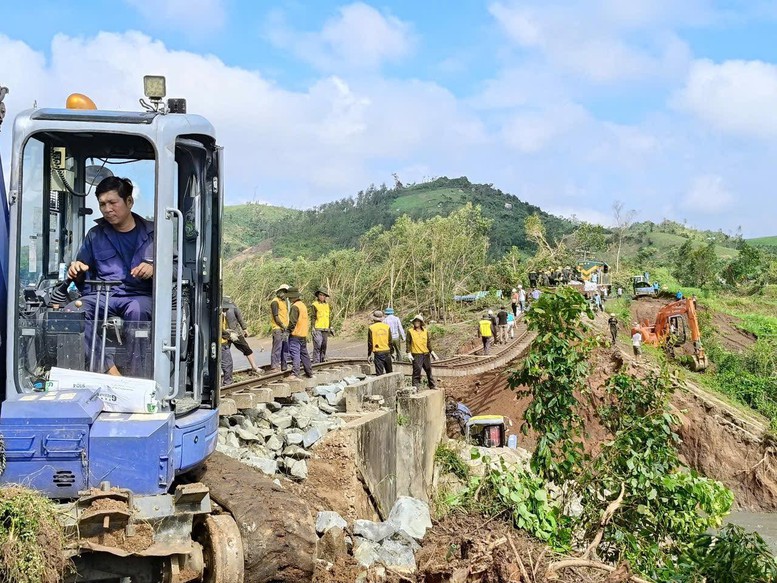 Tuyến đường sắt quốc gia hư hỏng nghiêm trọng sau bão lũ- Ảnh 4. Tuyến đường sắt quốc gia hư hỏng nghiêm trọng sau bão lũ- Ảnh 4.