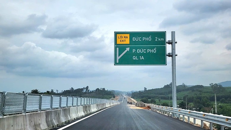 Cao tốc Quảng Ngãi - Hoài Nhơn: 'Tất bật' trước ngày thông xe 19/12- Ảnh 3. Cao tốc Quảng Ngãi - Hoài Nhơn: 'Tất bật' trước ngày thông xe 19/12- Ảnh 3.