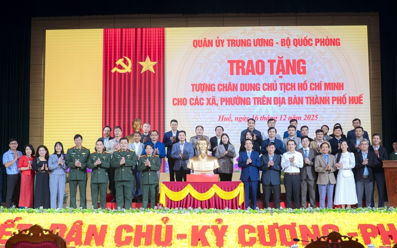 Trao tặng tượng chân dung Chủ tịch Hồ Chí Minh cho 40 xã, phường ở TP. Huế