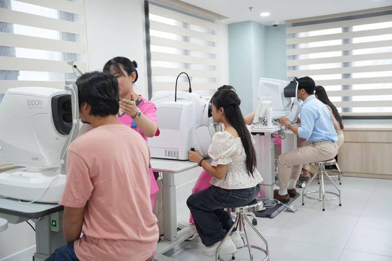 Trải nghiệm mổ cận với công nghệ dẫn đầu, quy trình chuẩn quốc tế- Ảnh 2. Trải nghiệm mổ cận với công nghệ dẫn đầu, quy trình chuẩn quốc tế- Ảnh 2.