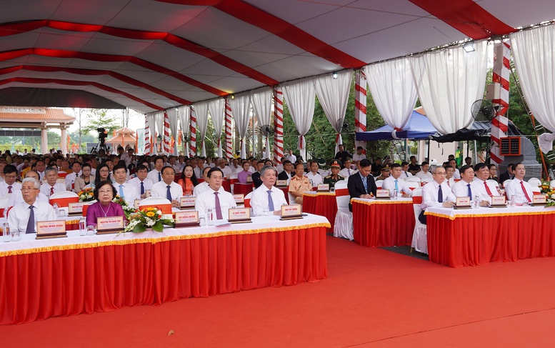 Đồng Tháp đón nhận Bằng xếp hạng Di tích quốc gia đặc biệt mộ cụ Phó bảng Nguyễn Sinh Sắc- Ảnh 2. Đồng Tháp đón nhận Bằng xếp hạng Di tích quốc gia đặc biệt mộ cụ Phó bảng Nguyễn Sinh Sắc- Ảnh 2.