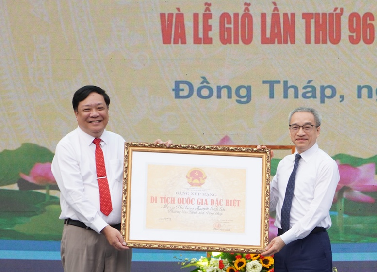 Đồng Tháp đón nhận Bằng xếp hạng Di tích quốc gia đặc biệt mộ cụ Phó bảng Nguyễn Sinh Sắc- Ảnh 1. Đồng Tháp đón nhận Bằng xếp hạng Di tích quốc gia đặc biệt mộ cụ Phó bảng Nguyễn Sinh Sắc- Ảnh 1.