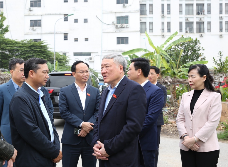 Phó Thủ tướng Thường trực Nguyễn Hòa Bình xem xét, trao đổi, trả lời từng ý kiến, kiến nghị của cử tri- Ảnh 6. Phó Thủ tướng Thường trực Nguyễn Hòa Bình xem xét, trao đổi, trả lời từng ý kiến, kiến nghị của cử tri- Ảnh 6.