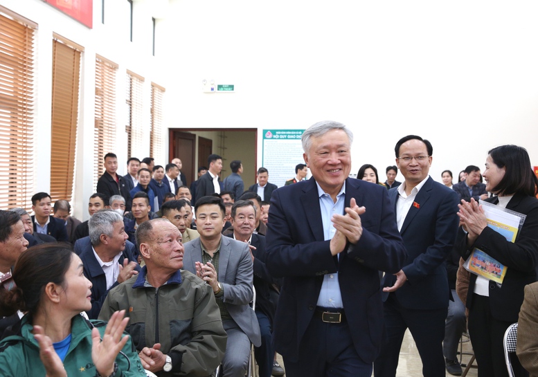 Phó Thủ tướng Thường trực Nguyễn Hòa Bình xem xét, trao đổi, trả lời từng ý kiến, kiến nghị của cử tri- Ảnh 1. Phó Thủ tướng Thường trực Nguyễn Hòa Bình xem xét, trao đổi, trả lời từng ý kiến, kiến nghị của cử tri- Ảnh 1.