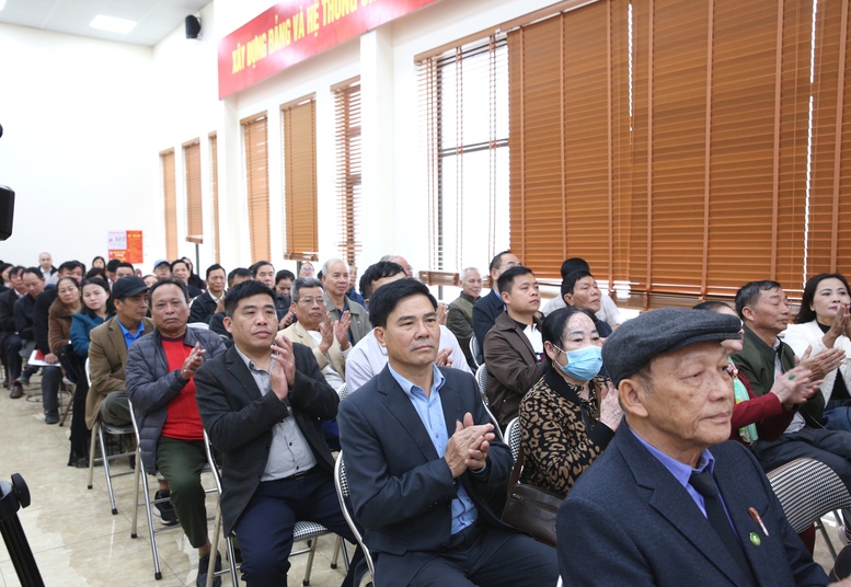 Phó Thủ tướng Thường trực Nguyễn Hòa Bình xem xét, trao đổi, trả lời từng ý kiến, kiến nghị của cử tri- Ảnh 5. Phó Thủ tướng Thường trực Nguyễn Hòa Bình xem xét, trao đổi, trả lời từng ý kiến, kiến nghị của cử tri- Ảnh 5.