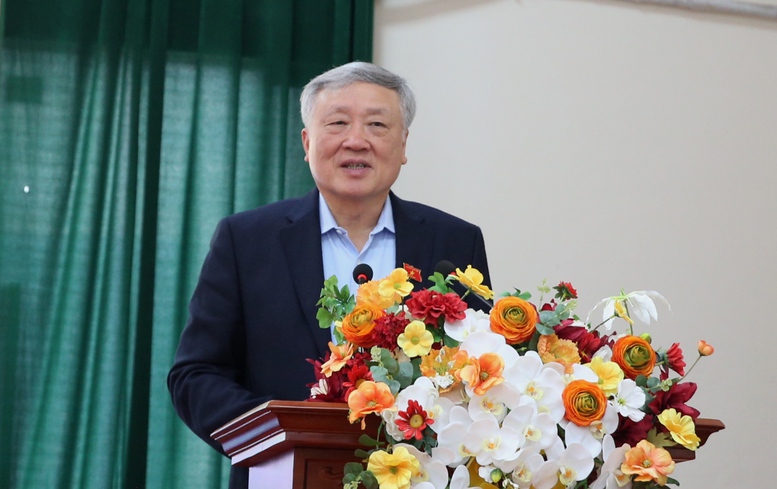 Phó Thủ tướng Thường trực Nguyễn Hòa Bình xem xét, trao đổi, trả lời từng ý kiến, kiến nghị của cử tri- Ảnh 4. Phó Thủ tướng Thường trực Nguyễn Hòa Bình xem xét, trao đổi, trả lời từng ý kiến, kiến nghị của cử tri- Ảnh 4.