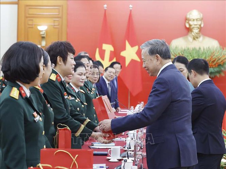 Tổng Bí thư Tô Lâm: Phấn đấu mỗi cá nhân phụ nữ quân đội là một gương sáng- Ảnh 4. Tổng Bí thư Tô Lâm: Phấn đấu mỗi cá nhân phụ nữ quân đội là một gương sáng- Ảnh 4.