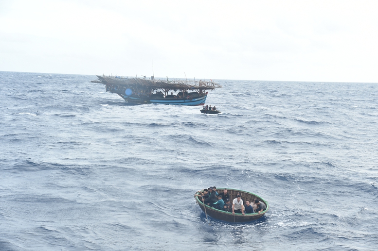 Tiếp nhận 52 thuyền viên tàu cá Đà Nẵng bị cháy, chìm ở Trường Sa- Ảnh 2. Tiếp nhận 52 thuyền viên tàu cá Đà Nẵng bị cháy, chìm ở Trường Sa- Ảnh 2.