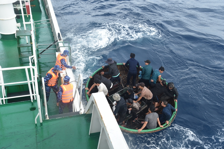 Tiếp nhận 52 thuyền viên tàu cá Đà Nẵng bị cháy, chìm ở Trường Sa- Ảnh 3. Tiếp nhận 52 thuyền viên tàu cá Đà Nẵng bị cháy, chìm ở Trường Sa- Ảnh 3.