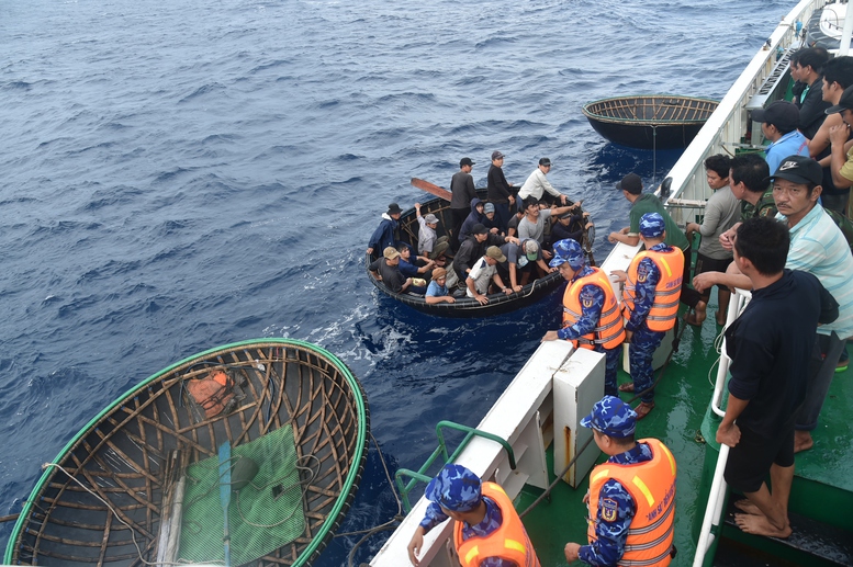 Tiếp nhận 52 thuyền viên tàu cá Đà Nẵng bị cháy, chìm ở Trường Sa- Ảnh 4. Tiếp nhận 52 thuyền viên tàu cá Đà Nẵng bị cháy, chìm ở Trường Sa- Ảnh 4.