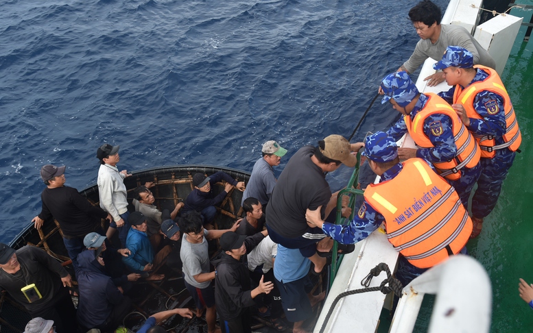 Tiếp nhận 52 thuyền viên tàu cá Đà Nẵng bị cháy, chìm ở Trường Sa