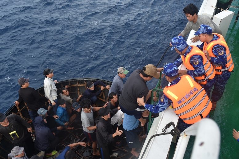 Tiếp nhận 52 thuyền viên tàu cá Đà Nẵng bị cháy, chìm ở Trường Sa- Ảnh 1. Tiếp nhận 52 thuyền viên tàu cá Đà Nẵng bị cháy, chìm ở Trường Sa- Ảnh 1.