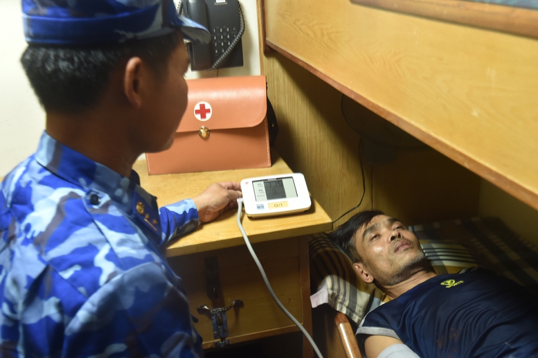 Tiếp nhận 52 thuyền viên tàu cá Đà Nẵng bị cháy, chìm ở Trường Sa- Ảnh 6. Tiếp nhận 52 thuyền viên tàu cá Đà Nẵng bị cháy, chìm ở Trường Sa- Ảnh 6.