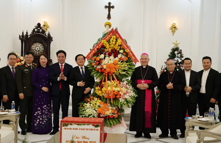 Phó Thủ tướng Hồ Quốc Dũng thăm, chúc mừng Giáng sinh Tổng Giáo phận Huế- Ảnh 1. Phó Thủ tướng Hồ Quốc Dũng thăm, chúc mừng Giáng sinh Tổng Giáo phận Huế- Ảnh 1.