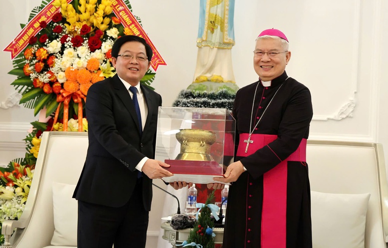 Phó Thủ tướng Hồ Quốc Dũng thăm, chúc mừng Giáng sinh Tổng Giáo phận Huế- Ảnh 4. Phó Thủ tướng Hồ Quốc Dũng thăm, chúc mừng Giáng sinh Tổng Giáo phận Huế- Ảnh 4.