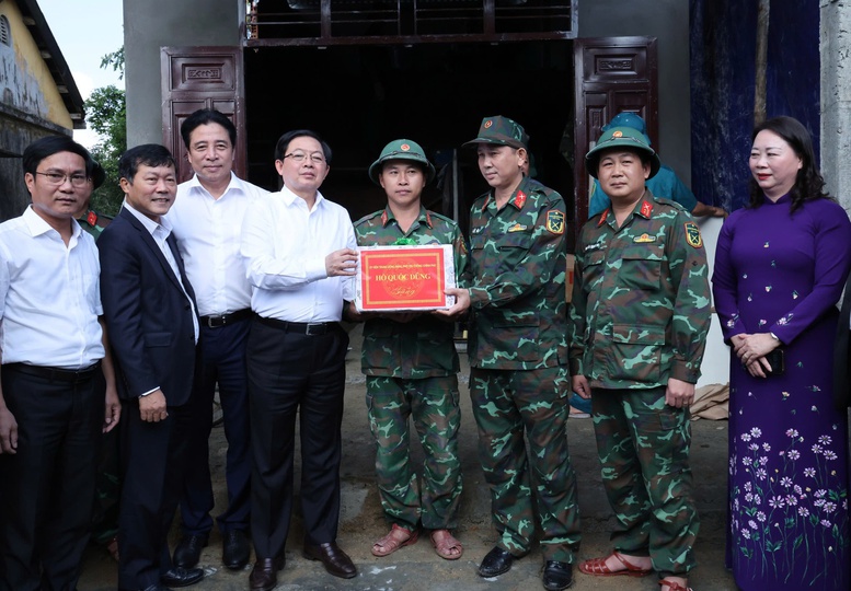 Phó Thủ tướng Hồ Quốc Dũng kiểm tra tình hình triển khai 'Chiến dịch Quang Trung' tại thành phố Huế- Ảnh 2. Phó Thủ tướng Hồ Quốc Dũng kiểm tra tình hình triển khai 'Chiến dịch Quang Trung' tại thành phố Huế- Ảnh 2.