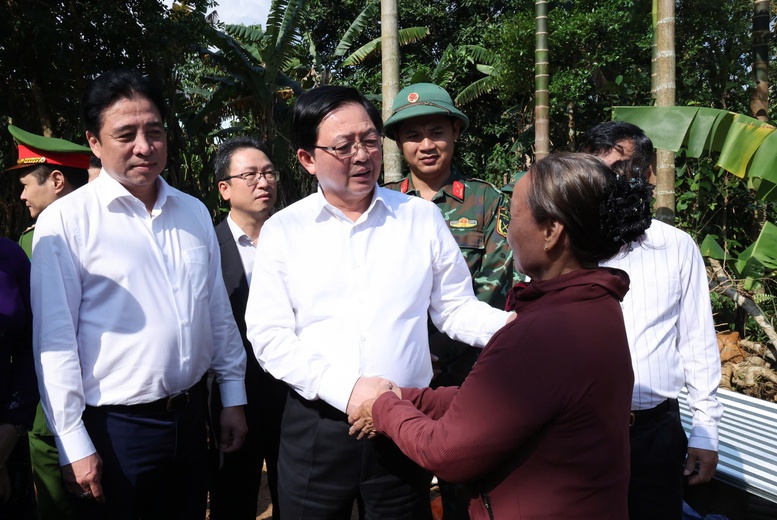 Phó Thủ tướng Hồ Quốc Dũng kiểm tra tình hình triển khai 'Chiến dịch Quang Trung' tại thành phố Huế- Ảnh 3. Phó Thủ tướng Hồ Quốc Dũng kiểm tra tình hình triển khai 'Chiến dịch Quang Trung' tại thành phố Huế- Ảnh 3.