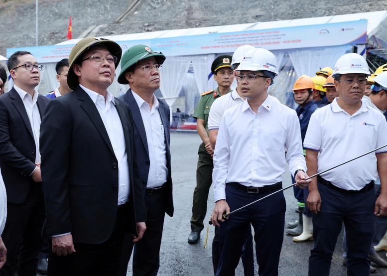 Phó Thủ tướng Hồ Quốc Dũng thăm, động viên lực lượng thi công Dự án cao tốc Quảng Ngãi – Hoài Nhơn- Ảnh 2. Phó Thủ tướng Hồ Quốc Dũng thăm, động viên lực lượng thi công Dự án cao tốc Quảng Ngãi – Hoài Nhơn- Ảnh 2.