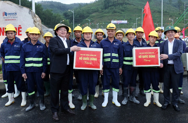 Phó Thủ tướng Hồ Quốc Dũng thăm, động viên lực lượng thi công Dự án cao tốc Quảng Ngãi – Hoài Nhơn- Ảnh 4. Phó Thủ tướng Hồ Quốc Dũng thăm, động viên lực lượng thi công Dự án cao tốc Quảng Ngãi – Hoài Nhơn- Ảnh 4.