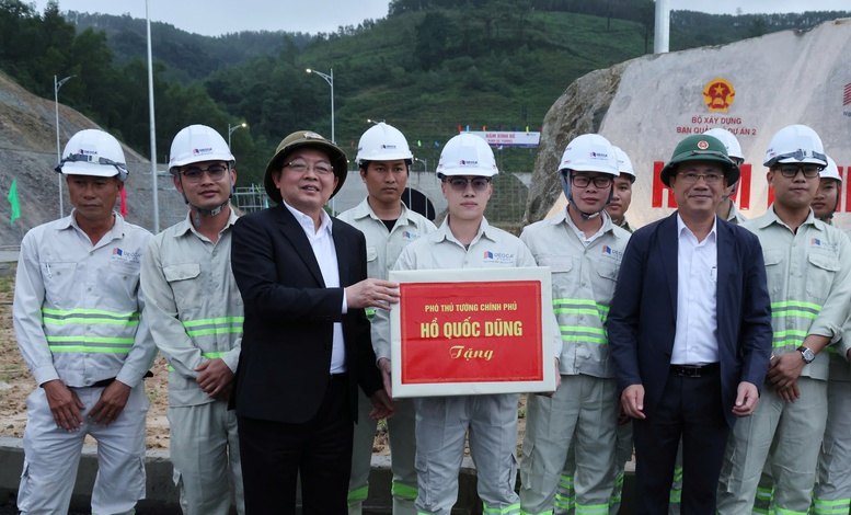 Phó Thủ tướng Hồ Quốc Dũng thăm, động viên lực lượng thi công Dự án cao tốc Quảng Ngãi – Hoài Nhơn- Ảnh 3. Phó Thủ tướng Hồ Quốc Dũng thăm, động viên lực lượng thi công Dự án cao tốc Quảng Ngãi – Hoài Nhơn- Ảnh 3.