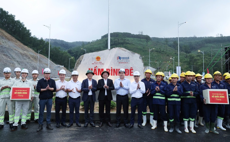 Phó Thủ tướng Hồ Quốc Dũng thăm, động viên lực lượng thi công Dự án cao tốc Quảng Ngãi – Hoài Nhơn- Ảnh 5. Phó Thủ tướng Hồ Quốc Dũng thăm, động viên lực lượng thi công Dự án cao tốc Quảng Ngãi – Hoài Nhơn- Ảnh 5.