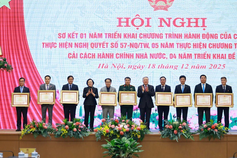 Vietjet nhận Bằng khen của Thủ tướng Chính phủ với thành tích triển khai sinh trắc học trong thủ tục bay- Ảnh 1.