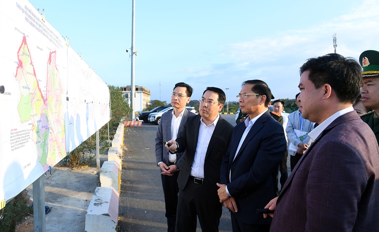 Khởi công đồng loạt 5 nhà ga trên tuyến đường sắt Lào Cai - Hà Nội - Hải Phòng- Ảnh 4. Khởi công đồng loạt 5 nhà ga trên tuyến đường sắt Lào Cai - Hà Nội - Hải Phòng- Ảnh 4.