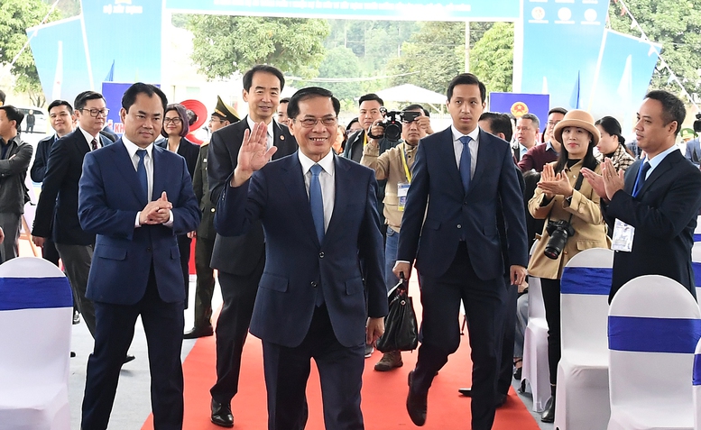 Khởi công đồng loạt 5 nhà ga trên tuyến đường sắt Lào Cai - Hà Nội - Hải Phòng- Ảnh 1. Khởi công đồng loạt 5 nhà ga trên tuyến đường sắt Lào Cai - Hà Nội - Hải Phòng- Ảnh 1.