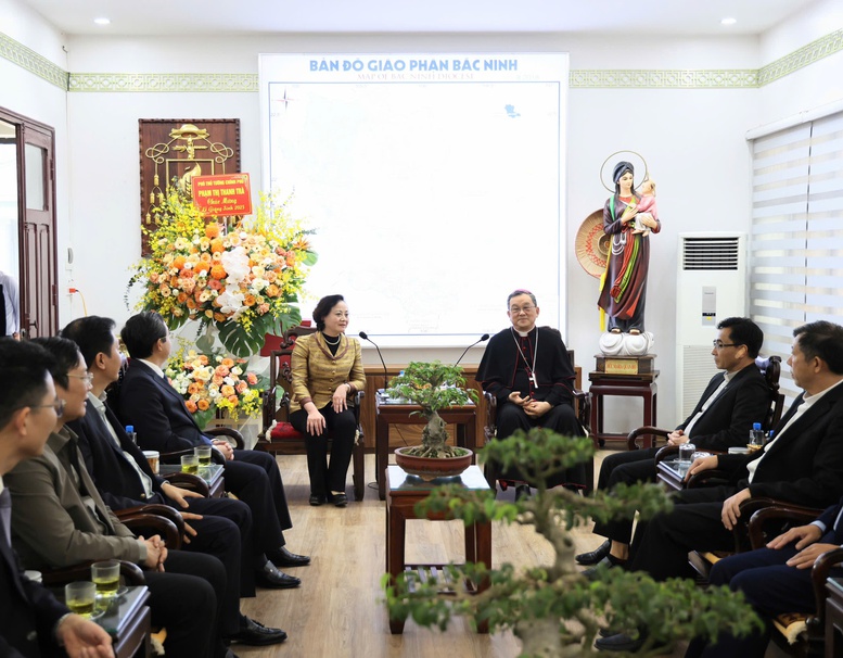 Phó Thủ tướng Phạm Thị Thanh Trà thăm, chúc mừng Giáng sinh Tòa Giám mục Bắc Ninh- Ảnh 1.