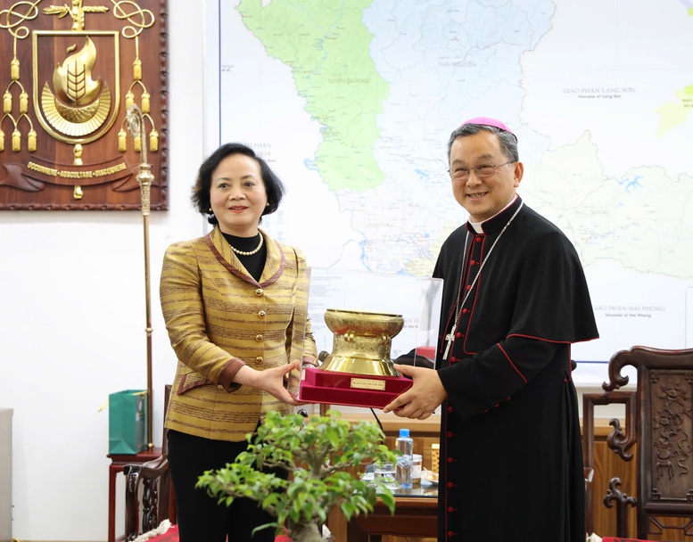 Phó Thủ tướng Phạm Thị Thanh Trà thăm, chúc mừng Giáng sinh Tòa Giám mục Bắc Ninh- Ảnh 3.