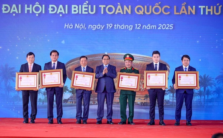 TỔNG THUẬT: Thủ tướng Chính phủ và Chủ tịch Quốc hội dự lễ khởi công, khánh thành 234 dự án lớn trên cả nước- Ảnh 5. TỔNG THUẬT: Thủ tướng Chính phủ và Chủ tịch Quốc hội dự lễ khởi công, khánh thành 234 dự án lớn trên cả nước- Ảnh 5.