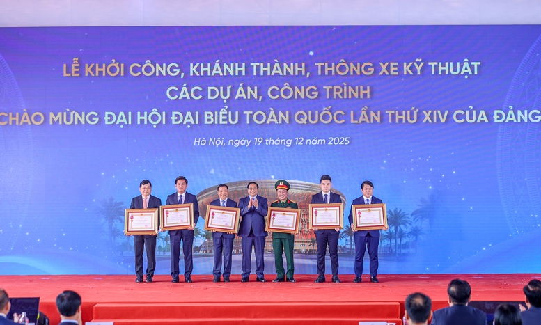 Thủ tướng: Triển khai các dự án trọng điểm quốc gia "thần tốc, táo bạo, sáng tạo, bứt phá, an toàn, chất lượng"- Ảnh 8.