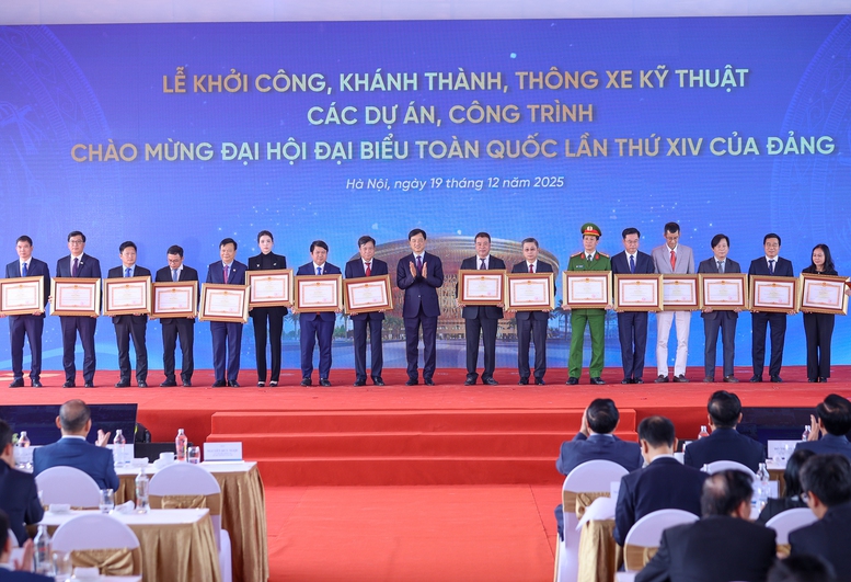 Thủ tướng: Triển khai các dự án trọng điểm quốc gia "thần tốc, táo bạo, sáng tạo, bứt phá, an toàn, chất lượng"- Ảnh 9.