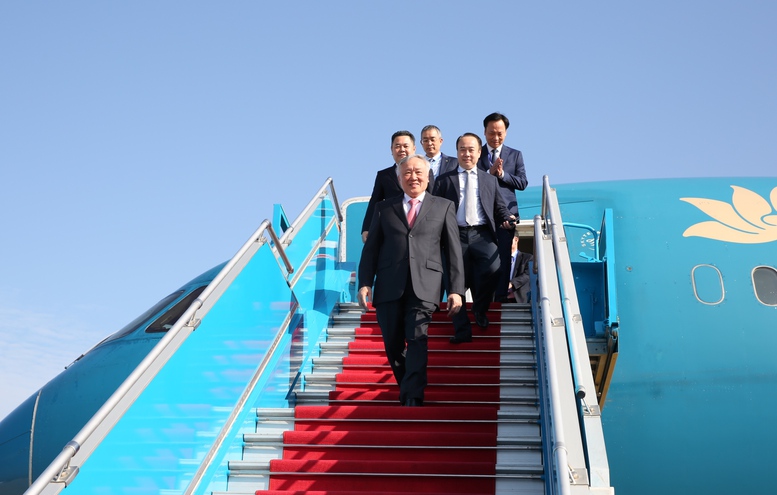 Phó Thủ tướng Thường trực Nguyễn Hòa Bình đáp chuyến bay đầu tiên xuống Sân bay Quốc tế Long Thành- Ảnh 1. Phó Thủ tướng Thường trực Nguyễn Hòa Bình đáp chuyến bay đầu tiên xuống Sân bay Quốc tế Long Thành- Ảnh 1.