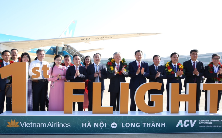 Phó Thủ tướng Thường trực Nguyễn Hòa Bình đáp chuyến bay đầu tiên xuống Sân bay Quốc tế Long Thành