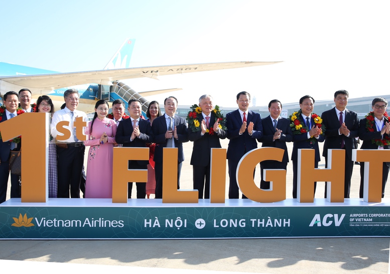 Phó Thủ tướng Thường trực Nguyễn Hòa Bình đáp chuyến bay đầu tiên xuống Sân bay Quốc tế Long Thành- Ảnh 2. Phó Thủ tướng Thường trực Nguyễn Hòa Bình đáp chuyến bay đầu tiên xuống Sân bay Quốc tế Long Thành- Ảnh 2.