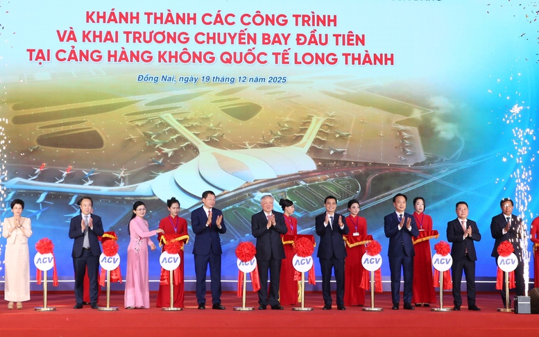 Phó Thủ tướng Thường trực Nguyễn Hòa Bình dự lễ khánh thành các công trình và khai trương chuyến bay đầu tiên tại Sân bay Long Thành